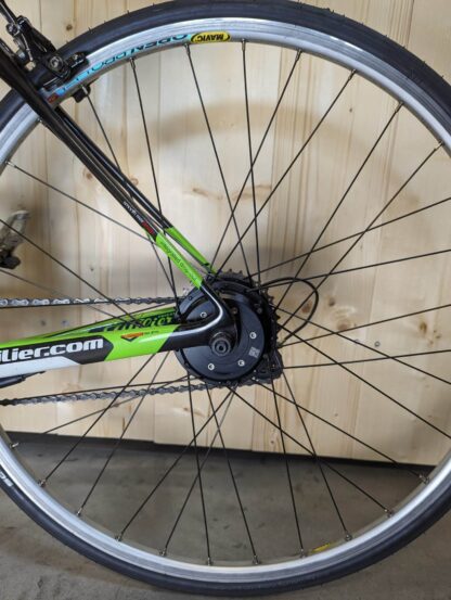 Close-up van een fietsachterwiel uitgerust met een Ultra-remblokjesmotor