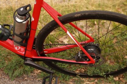 roue arrière d'un vélo rouge CBT ITALIA équipée d'un moteur ANNAD de la gamme ULTRA.
