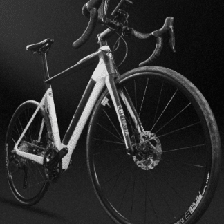 Vélo de route Artik 09 électrique en carbone de la marque CBT Italia. Le vélo est de couleur blanche.