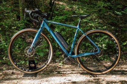 kit d'électrification avec moteur pédalier et batterie haute capacité sur vélo Gravel