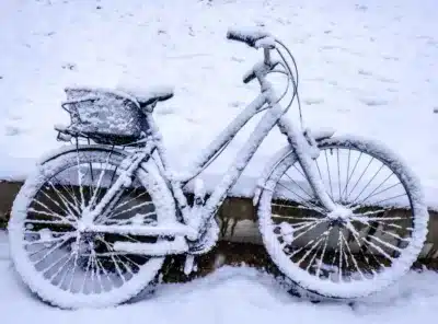 Fiets volledig bedekt met sneeuw in een besneeuwd landschap