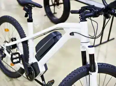 Witte elektrische fiets van onbekend merk met een trapeziumvormige accu op het frame.