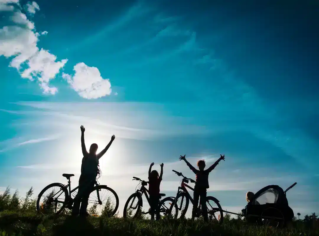 Familie fietst op een heuvel bij omgekeerd daglicht