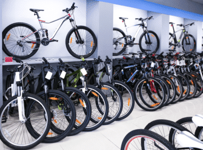 Interieurfoto van een fietsenwinkel met veel showfietsen