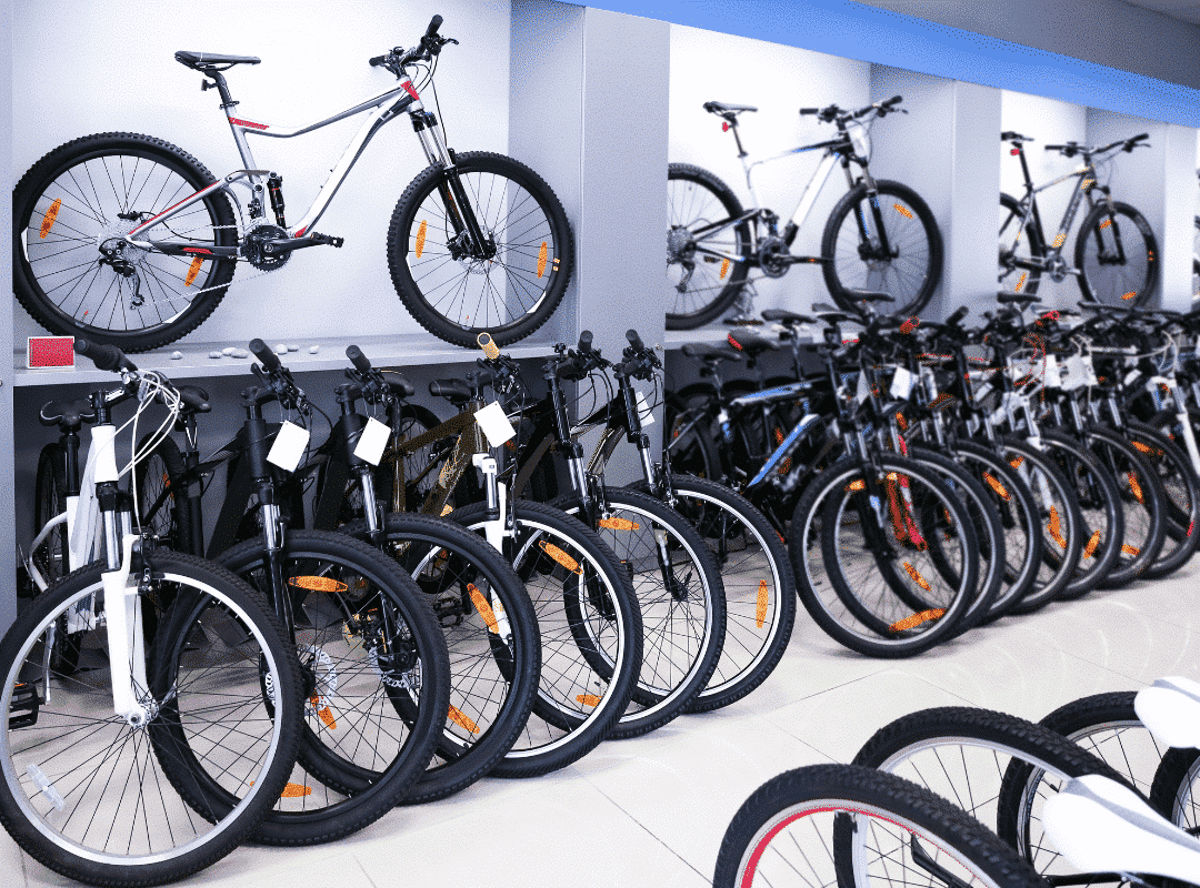 Interieurfoto van een fietsenwinkel met veel showfietsen