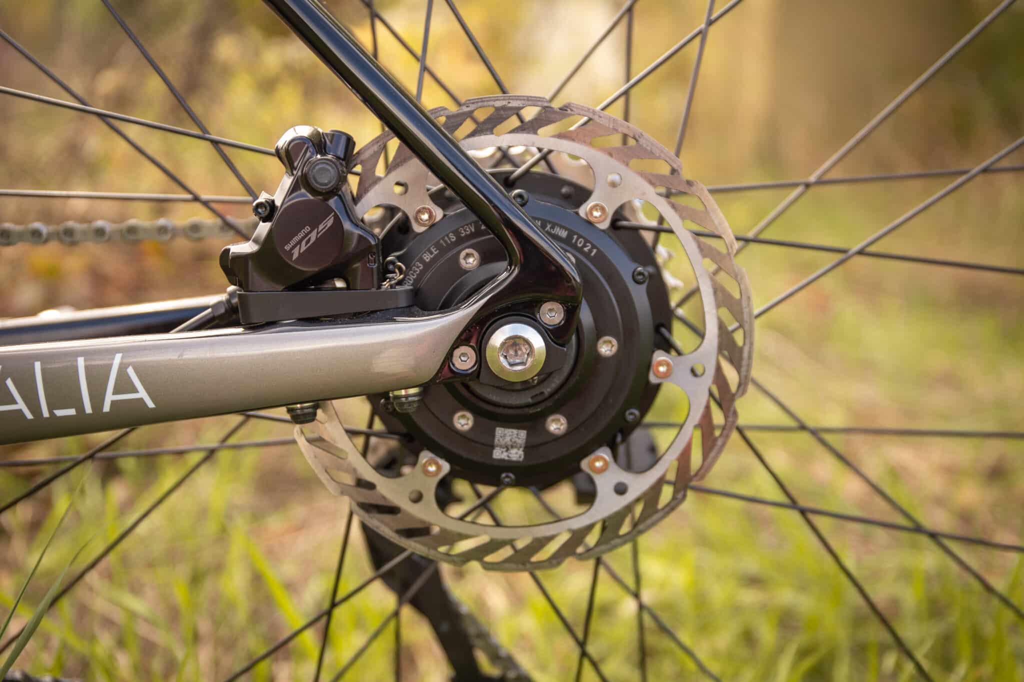 Wat zijn de verschillen tussen een doorgaande as en een snelle as? 1 Moteur pour roue arrière de vélo à axe traversant
